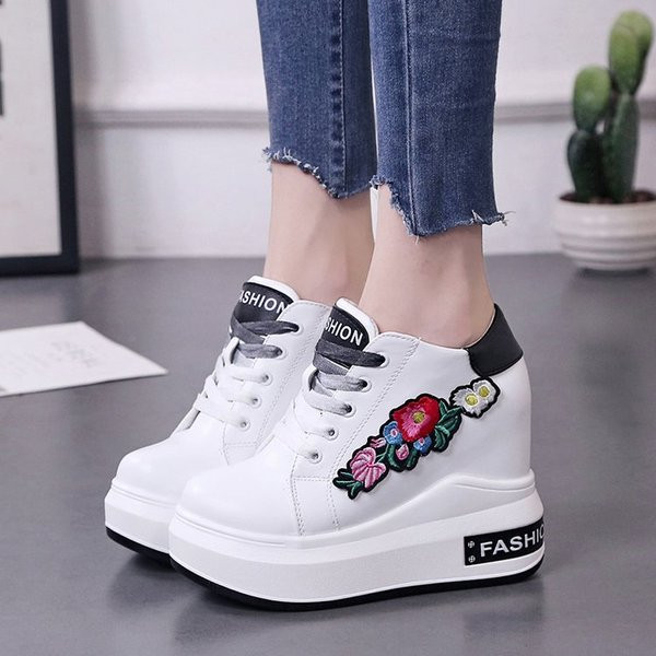 Κομψά γυναικεία παπούτσια  με κεντήματα σε τρία χρώματα