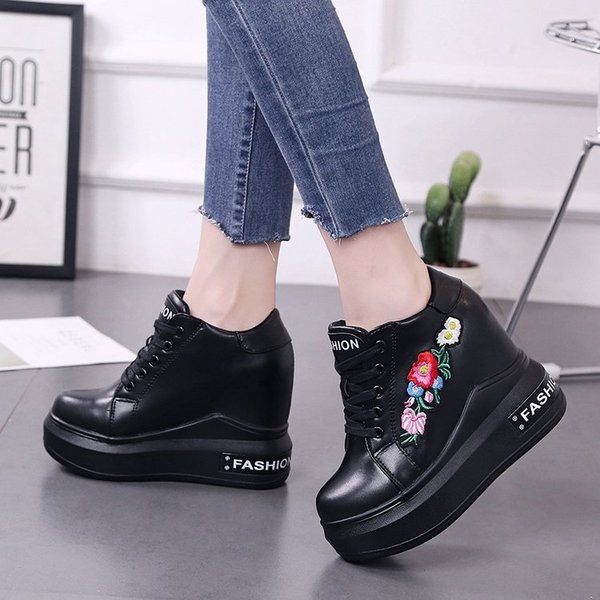 Κομψά γυναικεία παπούτσια  με κεντήματα σε τρία χρώματα