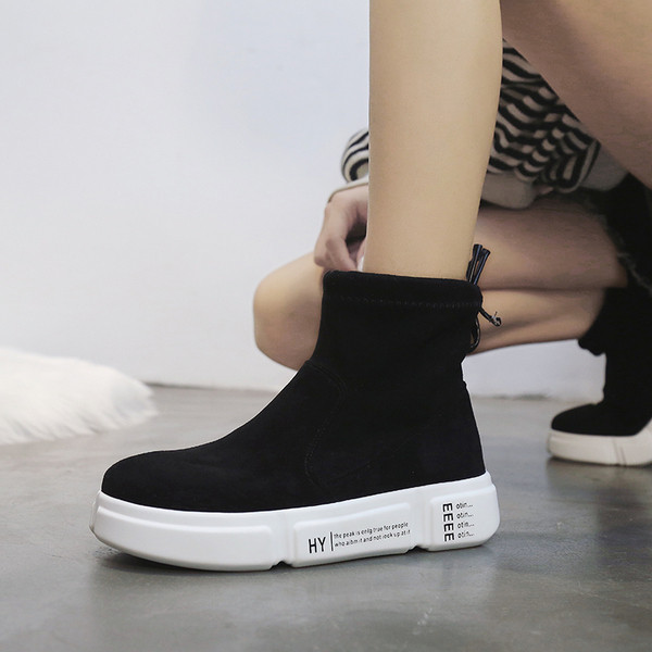 Αθλητικές γυναικείες μπότες σε δύο χρώματα