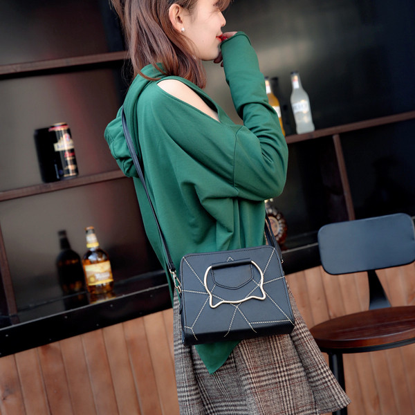 Geanta de dama cu maner metalic in mai multe culori