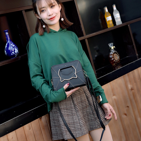 Geanta de dama cu maner metalic in mai multe culori