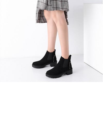 Μοντέρνα γυναικείες μπότες  με τρουξ σε δυο χρώματα