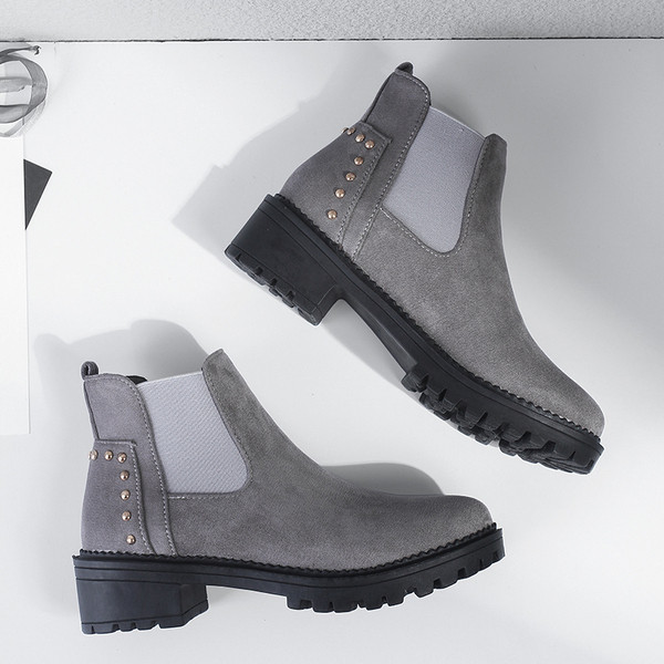 Μοντέρνα γυναικείες μπότες  με τρουξ σε δυο χρώματα