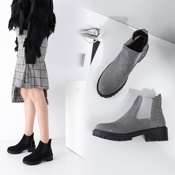 Μοντέρνα γυναικείες μπότες  με τρουξ σε δυο χρώματα