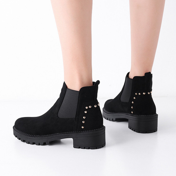 Μοντέρνα γυναικείες μπότες  με τρουξ σε δυο χρώματα