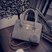 Női táska szürke és fekete színben, pehely kiegészítővel