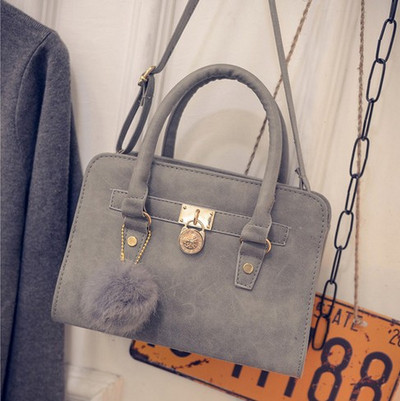 Női táska szürke és fekete színben, pehely kiegészítővel