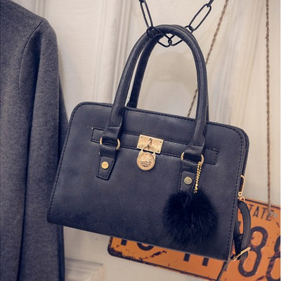 Női táska szürke és fekete színben, pehely kiegészítővel