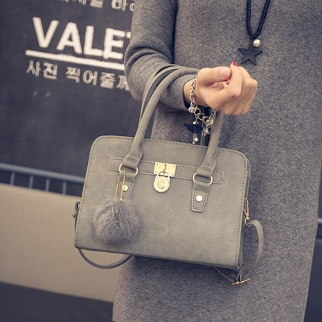 Női táska szürke és fekete színben, pehely kiegészítővel