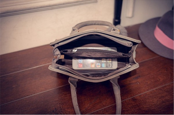 Női táska szürke és fekete színben, pehely kiegészítővel