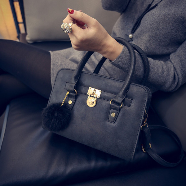 Női táska szürke és fekete színben, pehely kiegészítővel