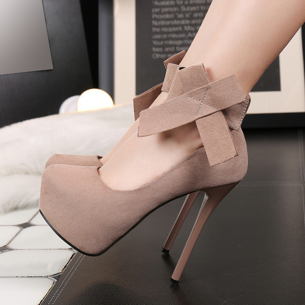 Pantofi moderni de damă cu tocuri înalte și un element - o panglică în jurul gleznei în mai multe culori