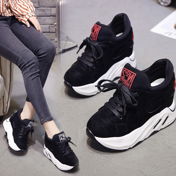 Adidasi moderni de dama in doua culori potriviti pentru utilizarea de zi cu zi