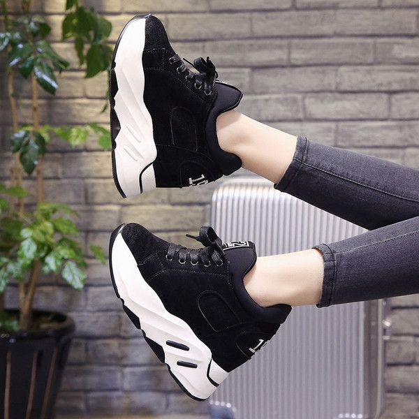 Adidasi moderni de dama in doua culori potriviti pentru utilizarea de zi cu zi