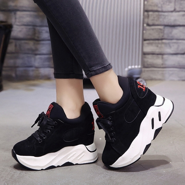 Adidasi moderni de dama in doua culori potriviti pentru utilizarea de zi cu zi