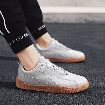 Adidași moderni pentru bărbați în trei modele