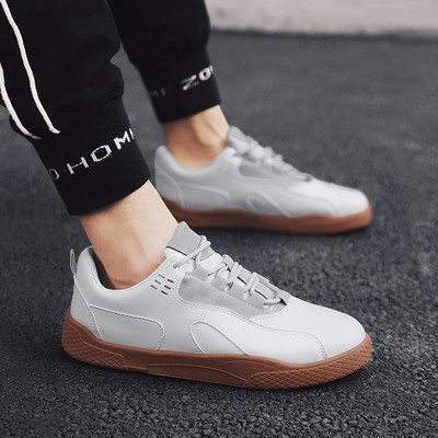 Adidași moderni pentru bărbați în trei modele