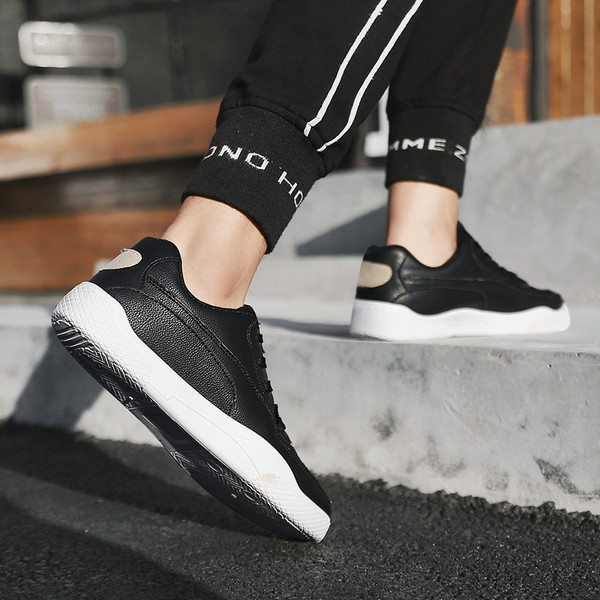 Adidași moderni pentru bărbați în trei modele