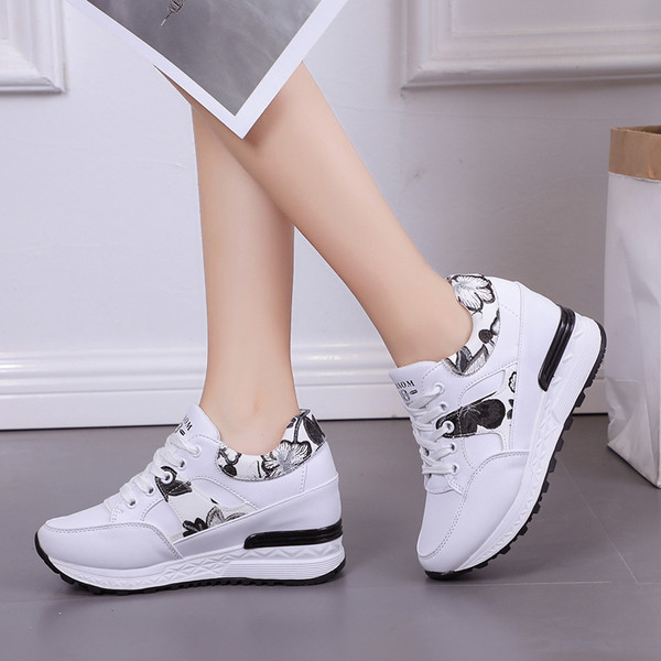 Tenisi de dama actuali cu talpa inalta in mai multe culori