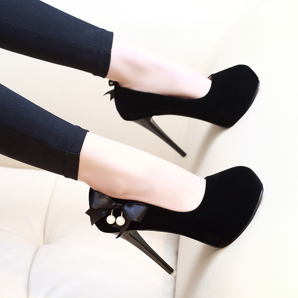 Pantofi moderni de dama din piele intoarsa cu toc inalt si element panglica in negru si roz