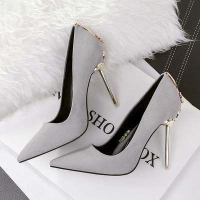 Стилни дамски обувки заострен модел с метален елемнт в няколко цвята