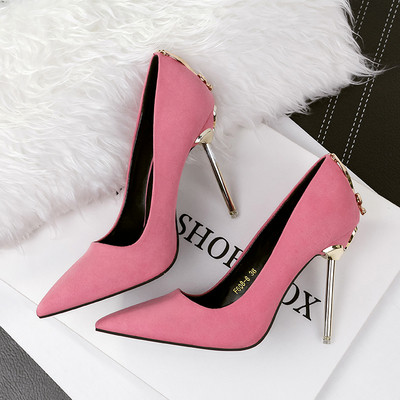 Стилни дамски обувки заострен модел с метален елемнт в няколко цвята