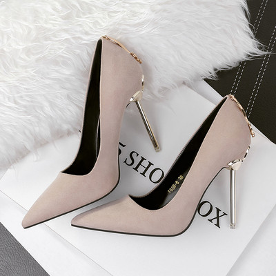 Стилни дамски обувки заострен модел с метален елемнт в няколко цвята