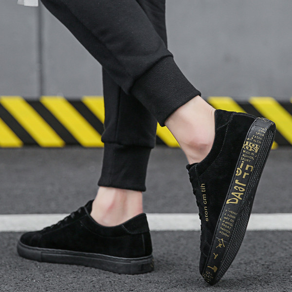 Tenisi actuali pentru bărbați în trei culori