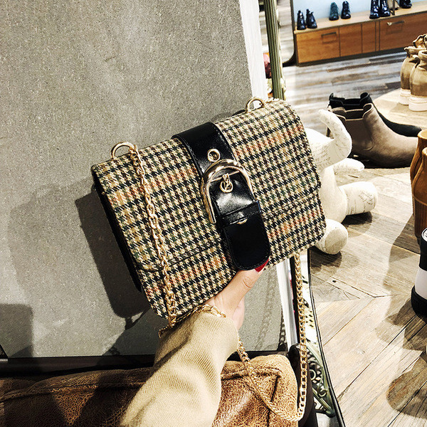 Geanta dama in carouri cu maner metalic