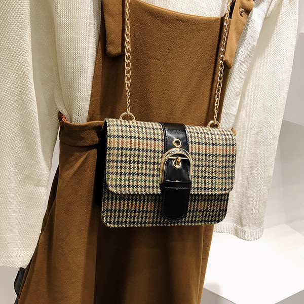 Geanta dama in carouri cu maner metalic