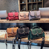 Geanta de dama cu elemente metalice in mai multe culori