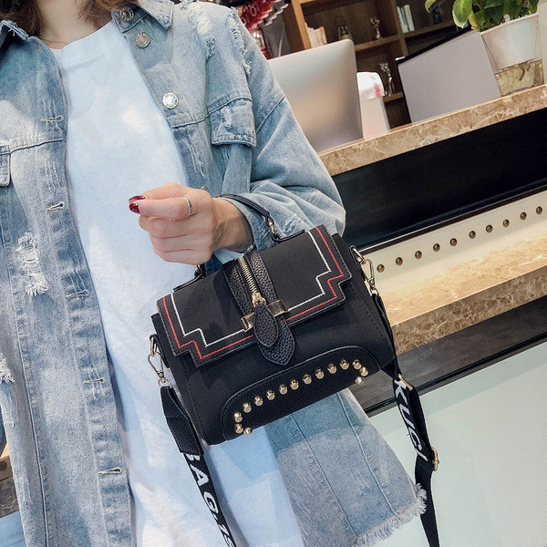 Geanta de dama cu elemente metalice in mai multe culori