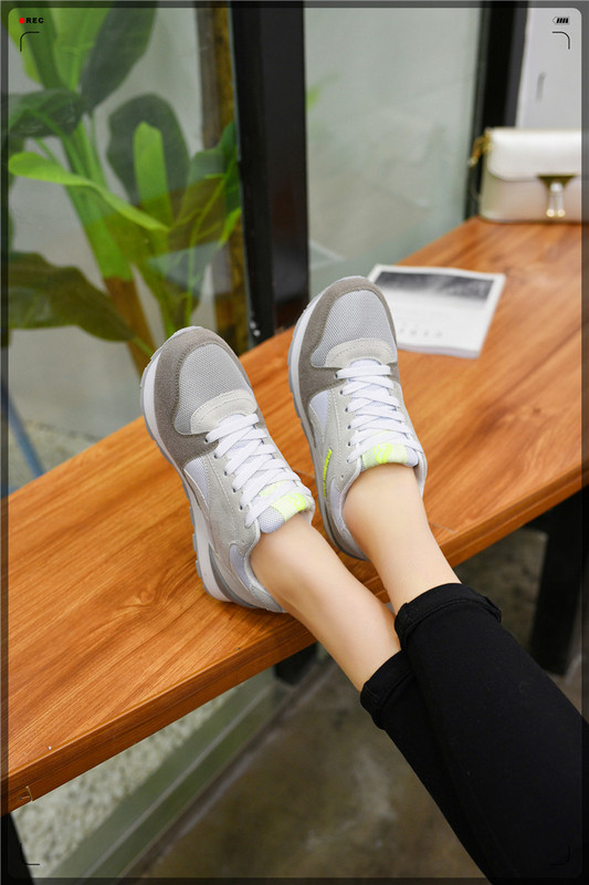 Adidași moderni de damă în roz și gri, potriviti pentru utilizarea de zi cu zi