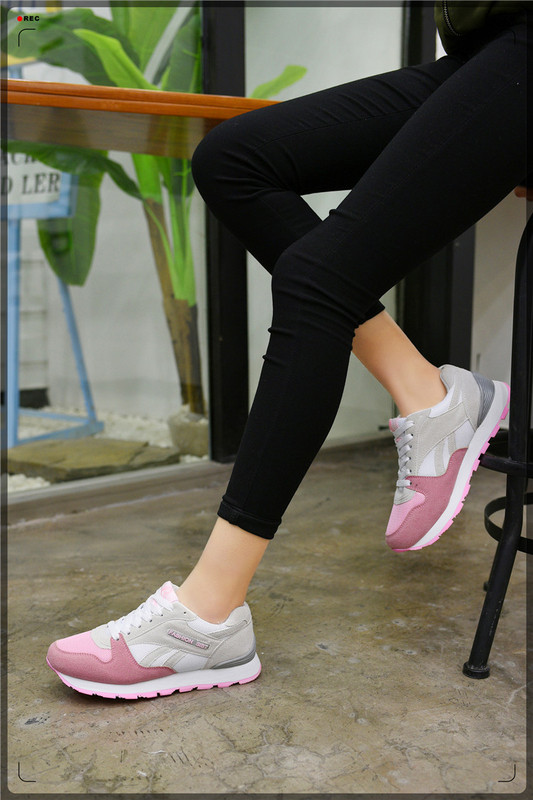 Adidași moderni de damă în roz și gri, potriviti pentru utilizarea de zi cu zi