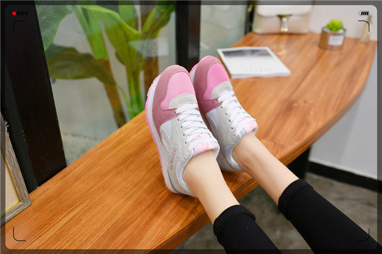 Adidași moderni de damă în roz și gri, potriviti pentru utilizarea de zi cu zi