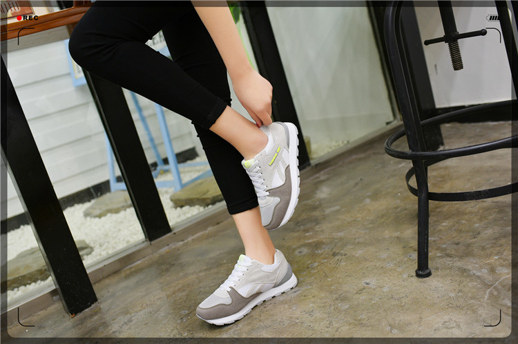 Adidași moderni de damă în roz și gri, potriviti pentru utilizarea de zi cu zi