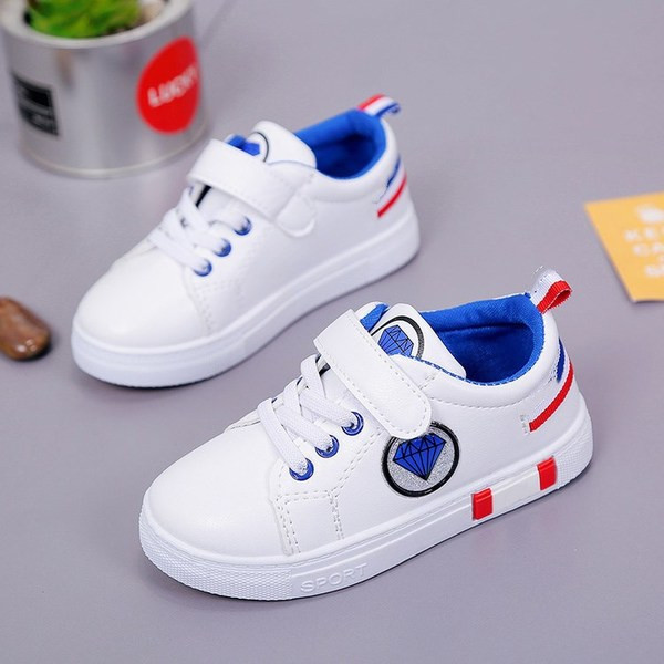 Gyerek sportcipő fiúknak nyakkendővel és matricával - két színben