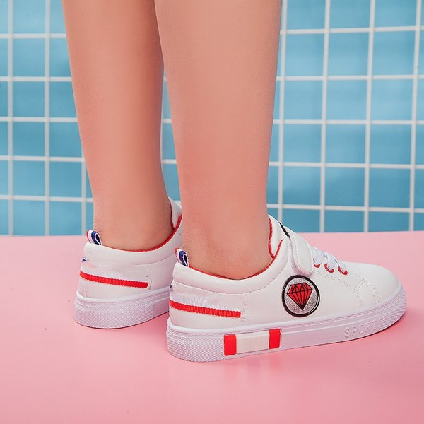 Gyerek sportcipő fiúknak nyakkendővel és matricával - két színben