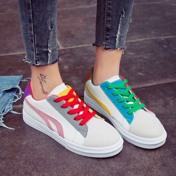 Model nou de adidasi de dama colorati in alb si negru, potriviti pentru utilizarea de zi cu zi