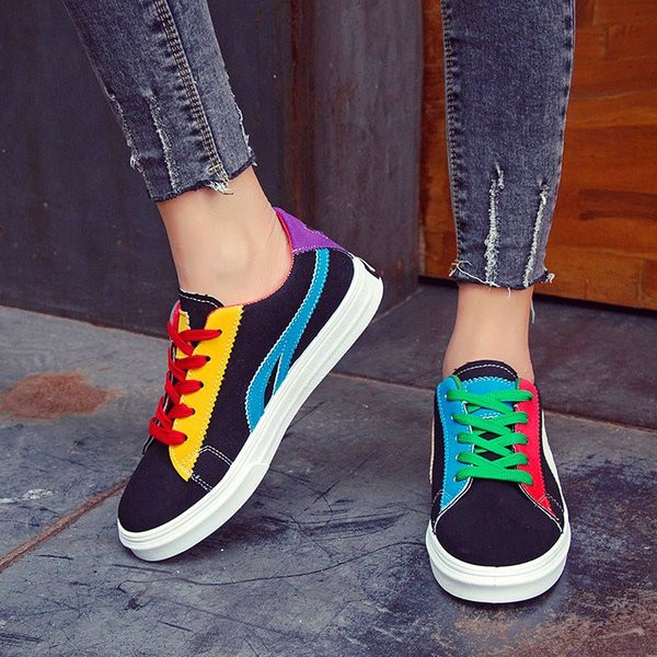 Model nou de adidasi de dama colorati in alb si negru, potriviti pentru utilizarea de zi cu zi