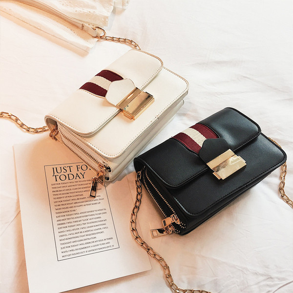 Geanta de mana mica, moderna, cu inchidere metalica