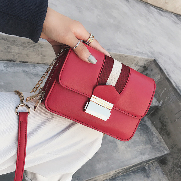 Geanta de mana mica, moderna, cu inchidere metalica