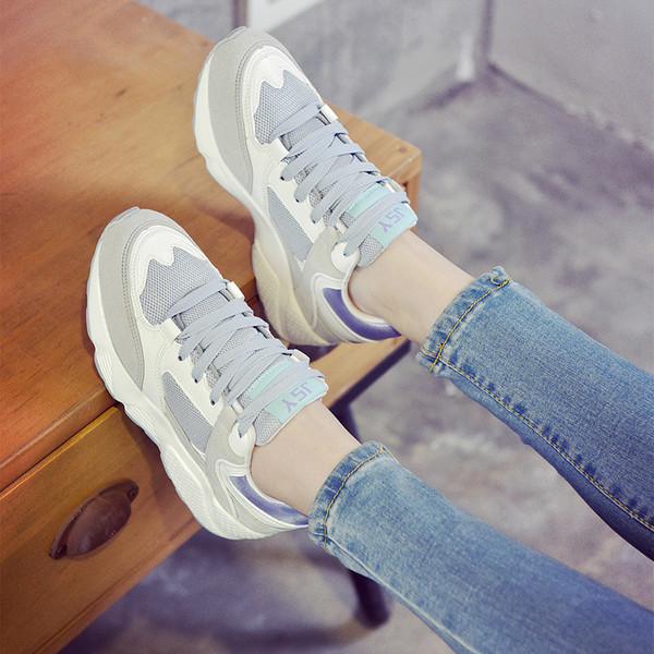 Model actual de adidasi de dama cu platforma in trei culori