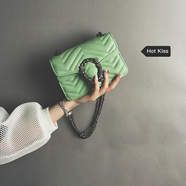 Geanta de dama eleganta in mai multe culori cu inchidere metalica