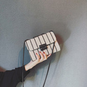 Малка дамска чанта с метална дръжка