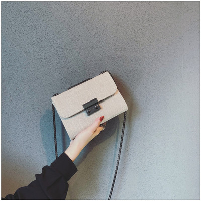 Малка дамска чанта с метална дръжка