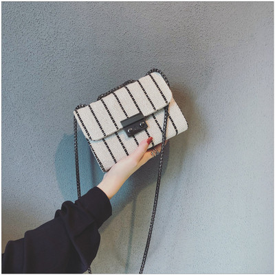 Малка дамска чанта с метална дръжка