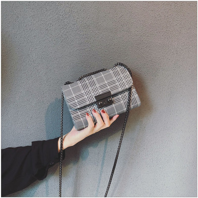 Малка дамска чанта с метална дръжка