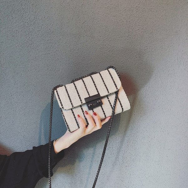 Малка дамска чанта с метална дръжка