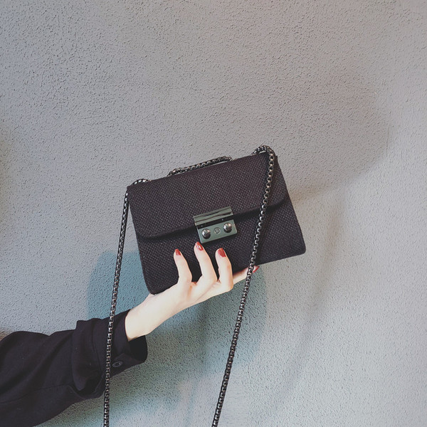 Малка дамска чанта с метална дръжка